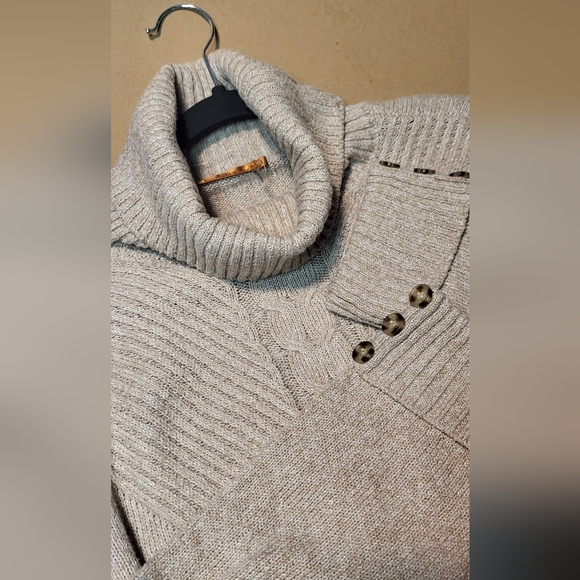 Long Sleeve Sweater • Large - Picture 3 of 4